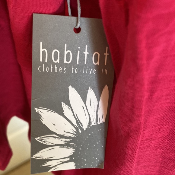 Beautiful top, has 2 pleats in the back. - Picture 3 of 4